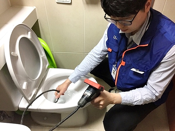 변기막힘 이미지