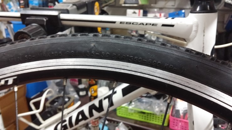 갈라진 자전거 타이어