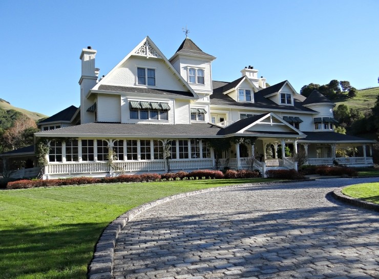 Skywalker-Ranch_Main-House_Exterior-with-Driveway.jpg