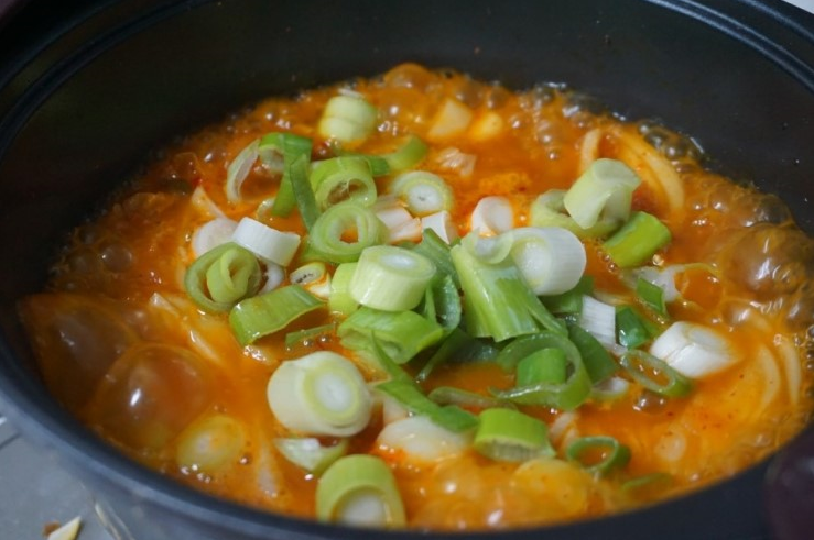 돼지듬뿍진짜김치찌개 이미지