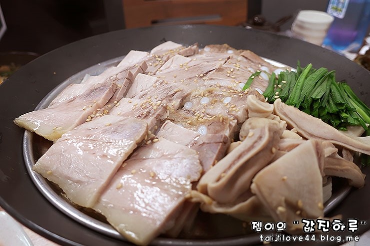 윤가네솥돼지 이미지
