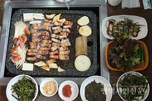 돌판돼지 이미지