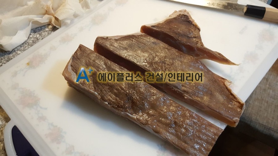 홍어 먹는법 (집에서 홍어 삭히기 10개월 삭힌 홍어 맛 - 흑산도 명품 홍어 암놈 9키로)삭힌 홍어손질 하는법,홍어삼합 먹는법 ...