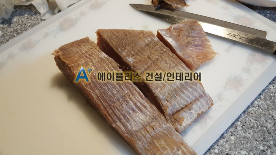 홍어 먹는법 (집에서 홍어 삭히기 10개월 삭힌 홍어 맛 - 흑산도 명품 홍어 암놈 9키로)삭힌 홍어손질 하는법,홍어삼합 먹는법 ...