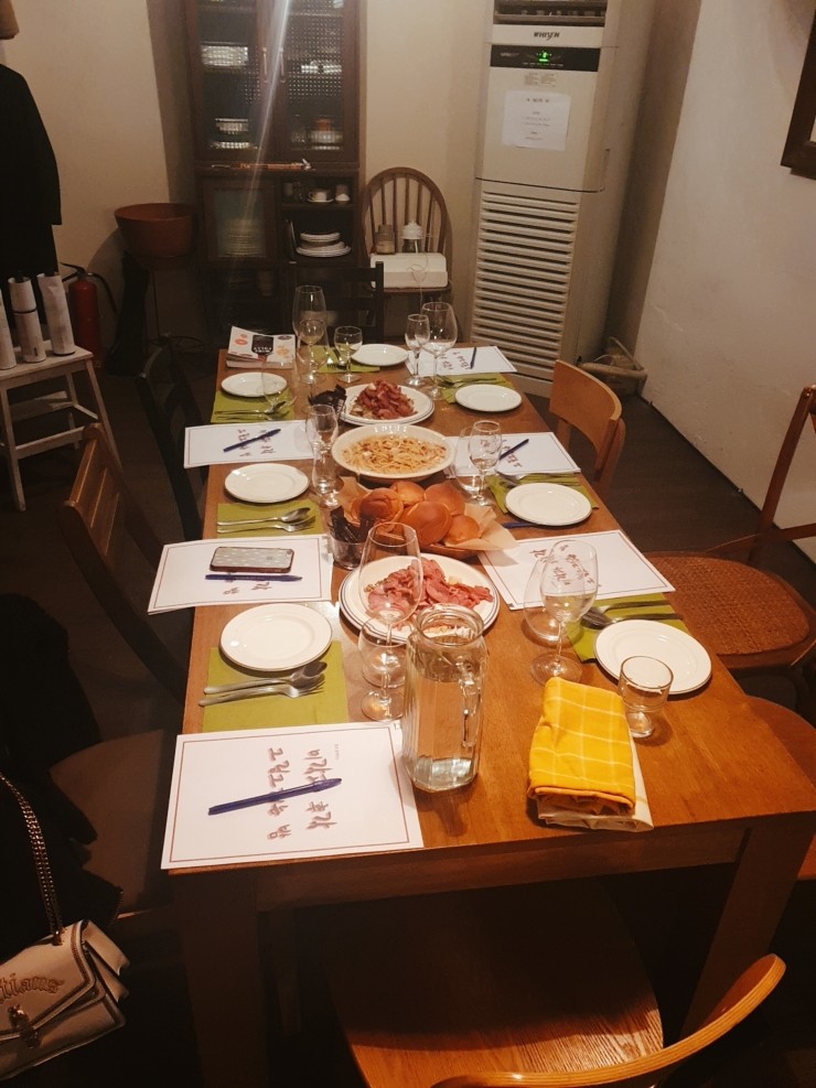 와인 인더 하우스 이미지