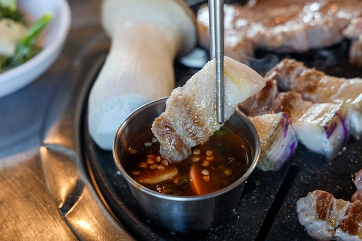 꺼멍집 이미지