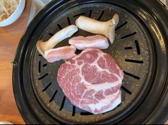 돼지먹고행복하소 이미지