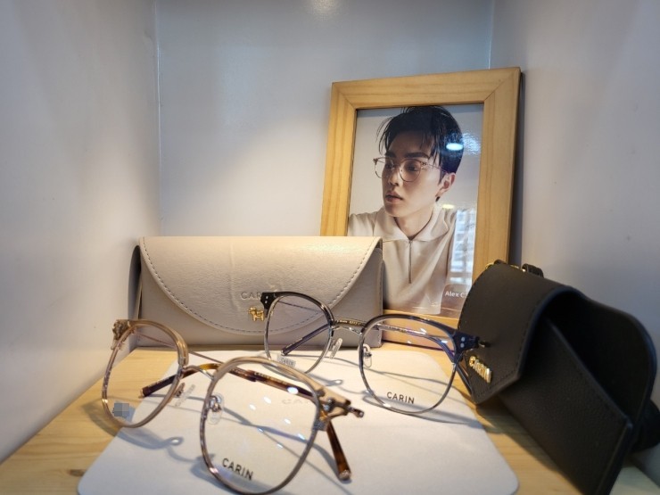 일공공일 안경콘택트 이미지