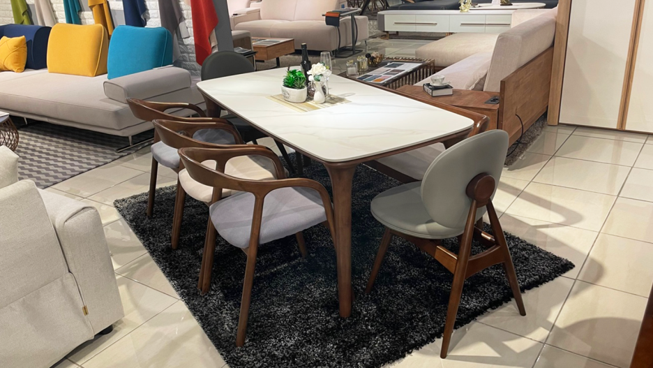 wooden table (나무식탁) 이미지