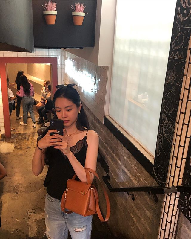 에크루 이미지
