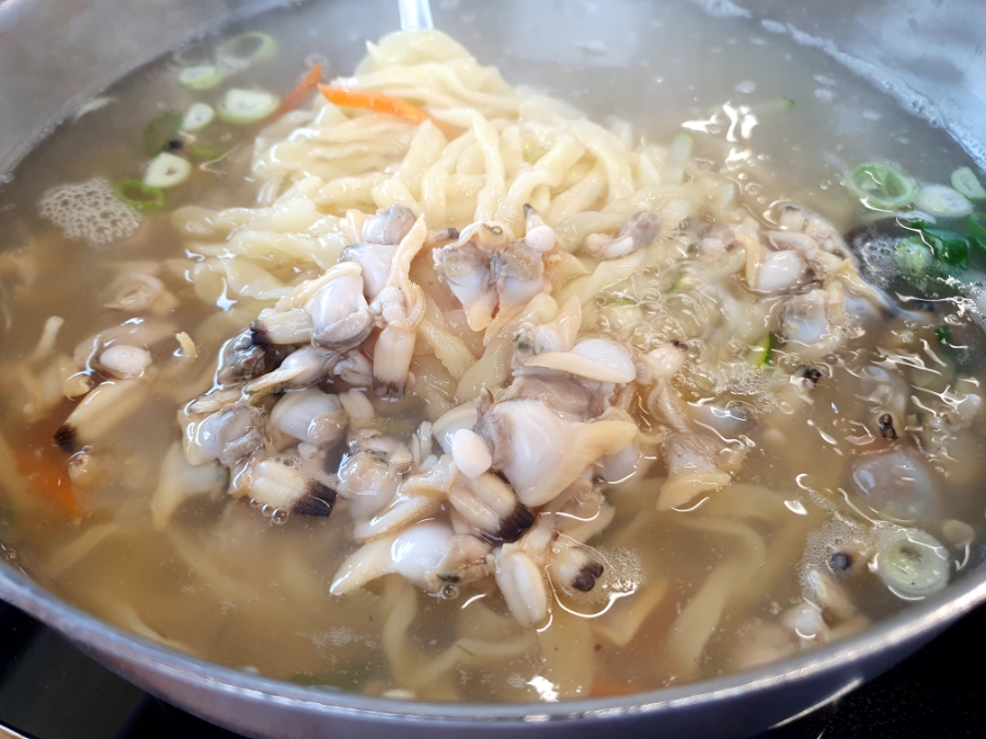 바지락손칼국수 이미지