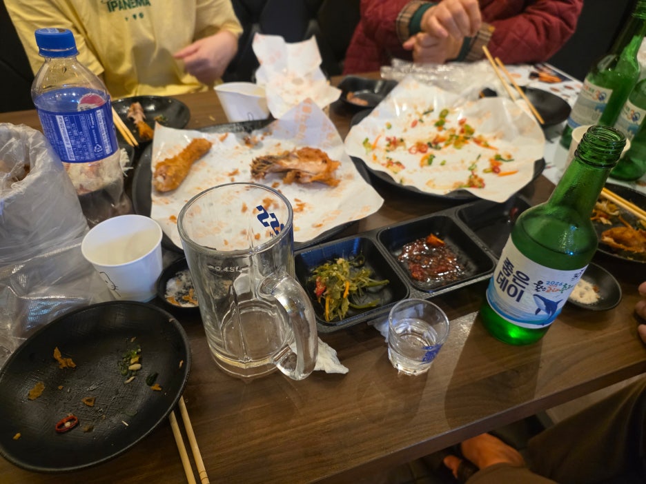 맛있게 먹고 난 뒤의 테이블